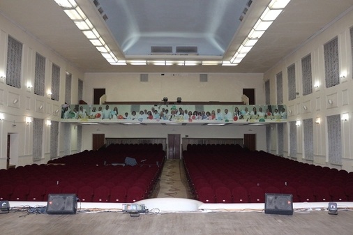 Большой зал со сценой на Пушкинской