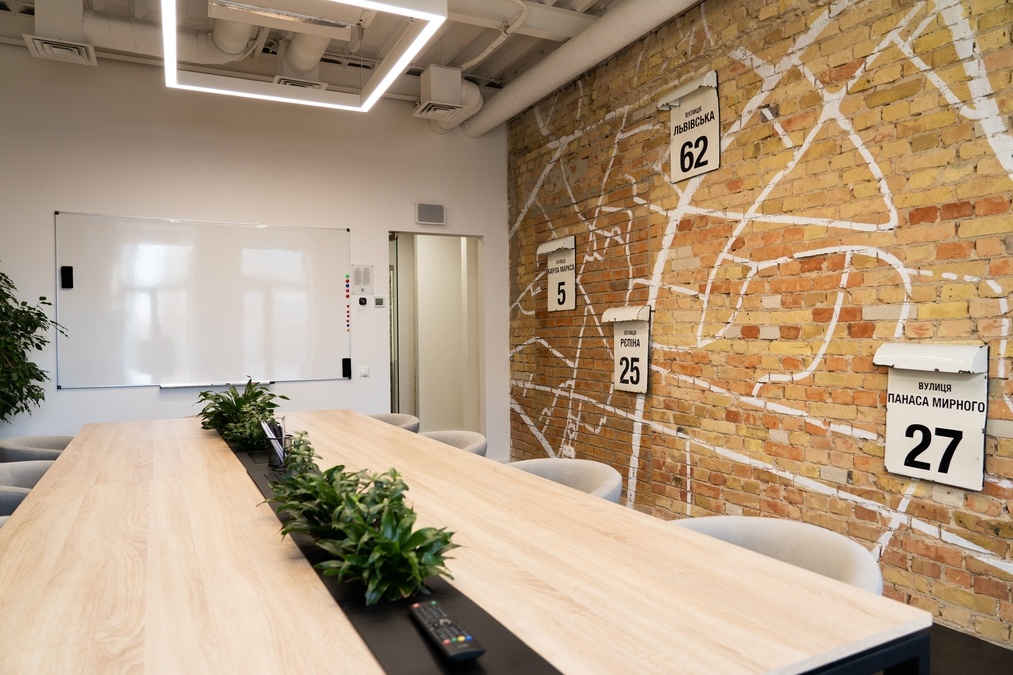 Переговорна кімната біля м. Золоті Ворота