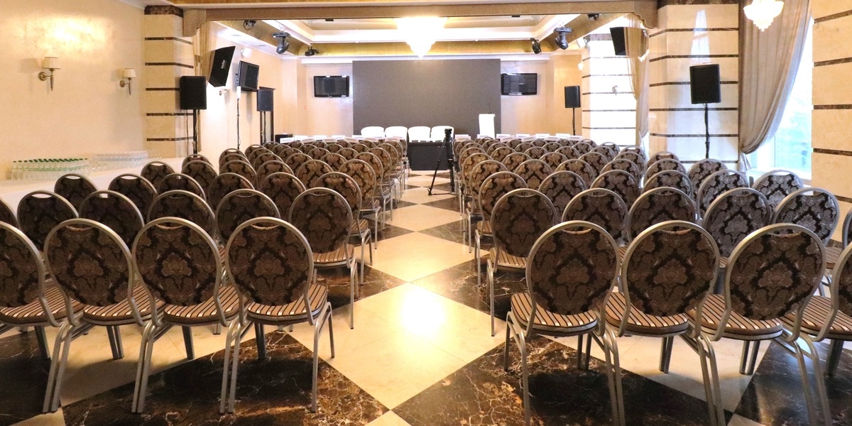 Просторий конференц-зал Готелю "Україна"