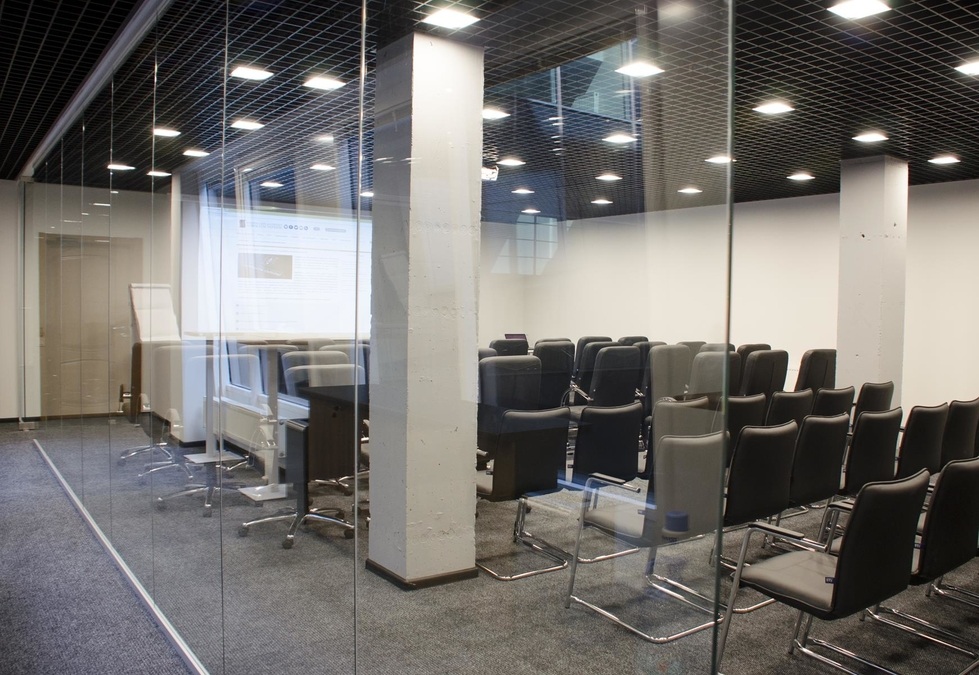 Современный зал для деловых мероприятий 