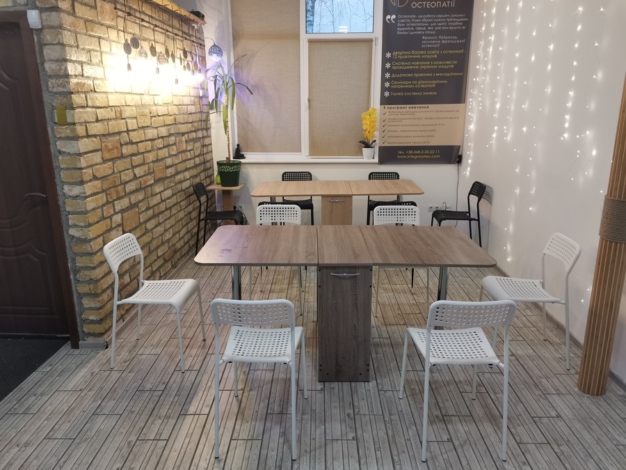 Невеликий зал для тренінгів та семінарів