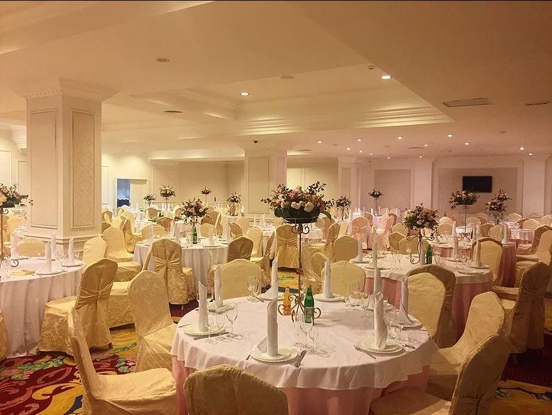 Изысканный зал гостиничного комплекса 