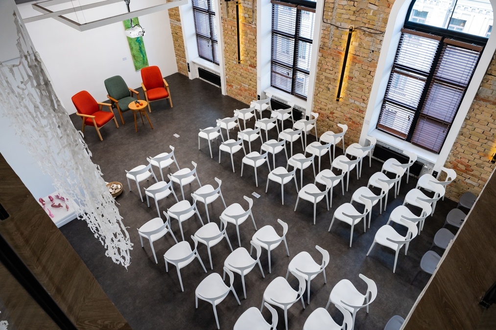 Сучасна зала для подій в історичному центрі Києва