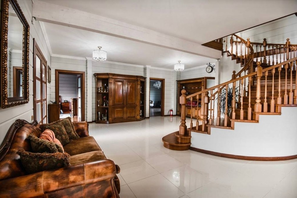 Великий будинок на озері