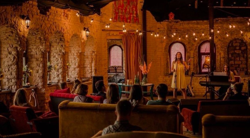 Выступление на сцене